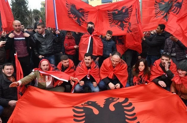Εκτός ορίων οι Αλβανοί εθνικιστές ενόψει εθνικής επετείου: Πορεία διαμαρτυρίας για τα ελληνικά νεκροταφεία – Κατηγορούν την Ελλάδα για «γενοκτονία»